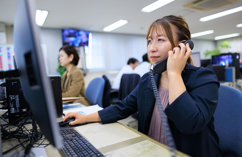 電話応対する女性