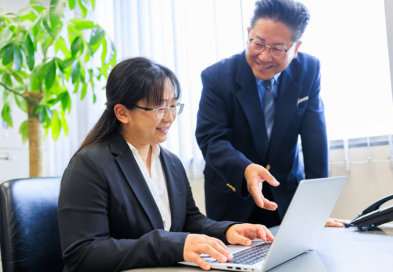 シニア人材が活躍する様子